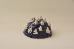 Pieni-kuusisaari-2024-keramiikka-81413-cm